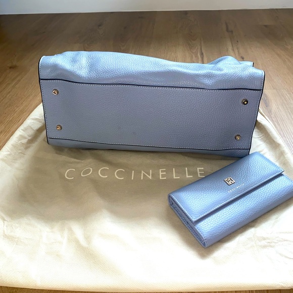 Coccinelle
Leather handbag with wallet
excellent condition
Blue Leather - Picture 6 of 10